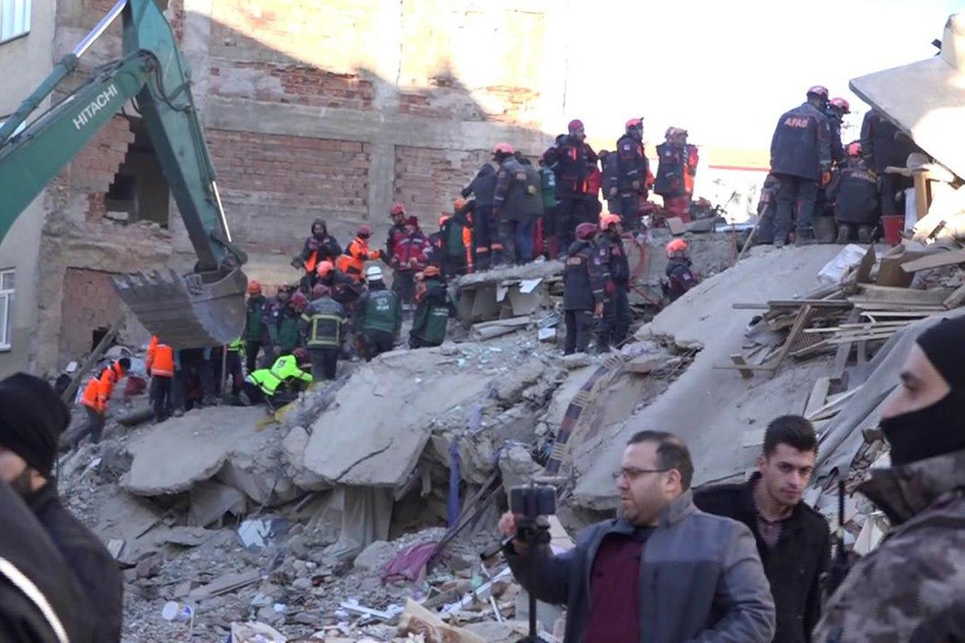 Enkaz altında kalanları kurtarma çalışmaları devam ediyor Enkaz altında kalanları kurtarma çalışmaları devam ediyor